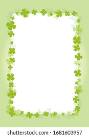 Tarjeta de mensaje en el fondo de la hoja de trébol.