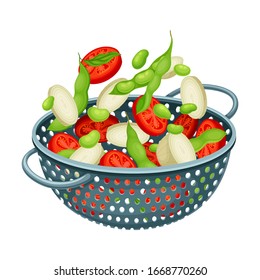 Colador de cocinas metálicas o Strainer con Verduras en lonchas en el interior de la ilustración vectorial