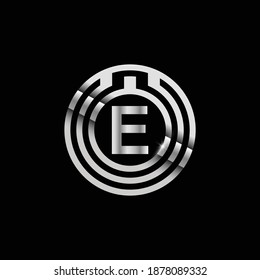 Metallic Letter E Logo Design mit Kreis. Abstrakter Silver Letter E Design für das Branding.