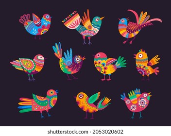 Aves mexicanas adornadas con coloridos adornos, plumas y colas. Pájaros vectores alebrije, decorados con un patrón étnico de México y con motivos florales con flores y hojas. Elementos de las vacaciones en México