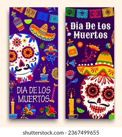 Carteles de feriado del Día de los Muertos de México con cráneos de azúcar vectorial y papel picado. México Calavera de Halloween con sombrero con flores de color, velas de altar, tequila y huesos