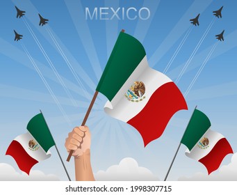 Banderas mexicanas flaqueando bajo el cielo azul