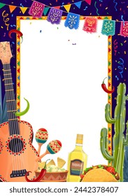 Mexikanisches Urlaubsplakat mit Gitarre, Essen und Papel Picado Fahnen. Vektor vertikaler Rahmen oder Hintergrund mit Kopierraum, Cartoon Konfetti, Kaktus, Tequila und Maracas, Tex mex Taco, Nachos oder Pfeffer