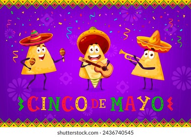 Los nachos mexicanos descascaran a los personajes de músicos de mariachi en la pancarta de celebración del Cinco de Mayo. Carnaval mexicano, afiche vectorial del Cinco de Mayo con personajes divertidos nachos tocando en instrumentos musicales