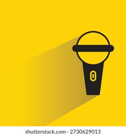 ícone de microfone com sombra no plano de fundo amarelo
