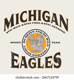 Michigan Eagles Varsity estampado de slogan. Diseño impreso de tipografía de eslogan del Eagles College. Gráfica de camisetas vectoras u otros usos.