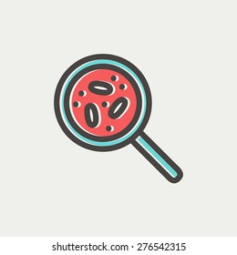 Microorganismos bajo icono de lupa línea delgada para web y móvil, moderno diseño minimalista plano. Icono del vector con contorno gris oscuro y color de desplazamiento en fondo gris claro.