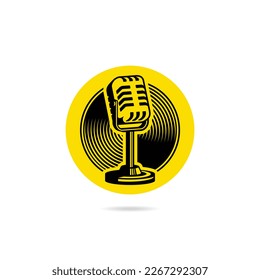 Vector de audio de micrófono del logotipo de podcast con símbolo de micrófono, aislado en fondo blanco.