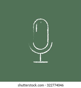 Mano de micrófono dibujada con tiza en un icono blanco vectorial de pizarra aislado en un fondo verde.
