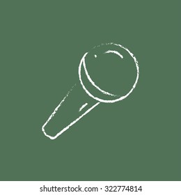 Mano de micrófono dibujada con tiza en un icono blanco vectorial de pizarra aislado en un fondo verde.