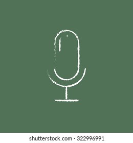 Mano de micrófono dibujada con tiza en un icono blanco vectorial de pizarra aislado en un fondo verde.