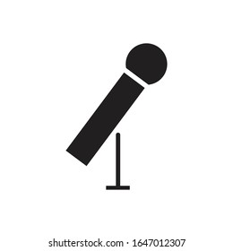 Icono de micrófono con estilo glifo. Ilustración del vector
