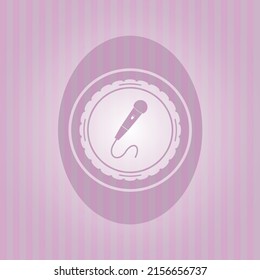 icono del micrófono en el interior de la placa con fondo rosado. Diseño conceptual.