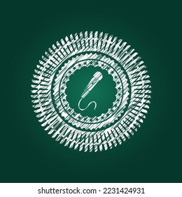 Mikrofon-Symbol in Kreide-Emblem auf einer Tafel geschrieben. 