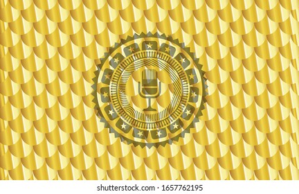ícono de micrófono dentro del emblema de oro o placa. Patrón de escalas. Ilustración vectorial. Detallado.