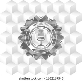 icono del micrófono dentro del emblema gris con fondo blanco de cubo geométrico