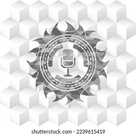 Mikrofon-Symbol in grauem Symbol oder Symbol mit geometrischem, weißem Hintergrund. 