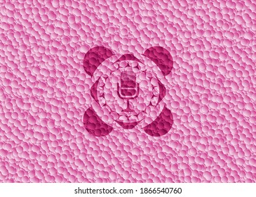 icono de micrófono dentro de la insignia rosa con fondo de burbujas. Ilustración vectorial. Detallado. 