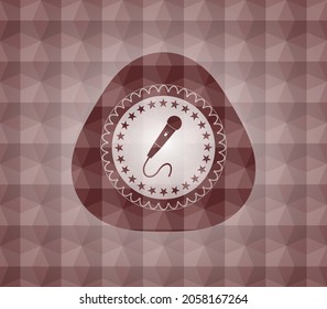 Mikrofon-Symbol in rotem, nahtlosem geometrischem Abzeichen. 