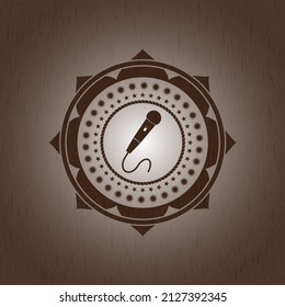 Mikrofon-Symbol im Retro-Stil Holzemblem. 