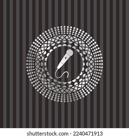 Mikrofon-Symbol in Silber-Abzeichen. 