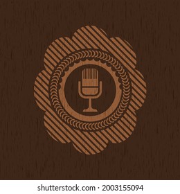 icono de micrófono dentro del emblema de madera. 