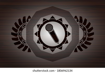 icono de micrófono dentro de emblema realista de madera. Marrón elegante fondo. Ilustración. 