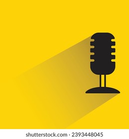icono de micrófono con sombra sobre fondo amarillo