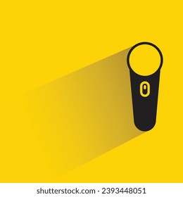 icono de micrófono con sombra sobre fondo amarillo