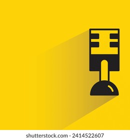 icono de micrófono con sombra sobre fondo amarillo