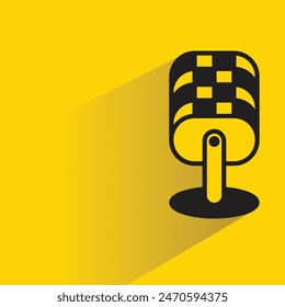 icono de micrófono con sombra sobre fondo amarillo