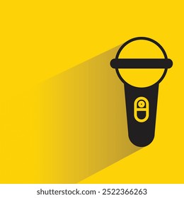 Icono de micrófono con sombra sobre fondo amarillo