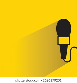 Icono de micrófono con sombra sobre fondo amarillo