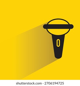 Icono de micrófono con sombra sobre fondo amarillo