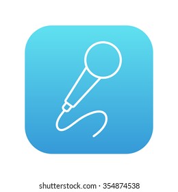 Icono de línea de micrófono para web, móvil e infografía. Icono de blanco vector en el cuadrado de gradiente azul con esquinas redondeadas aisladas en fondo blanco.