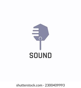 Un logotipo de micrófono en forma de heptágono.