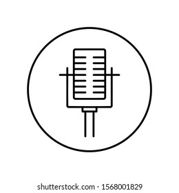 Microphone or mic icon. Outline thin line flat illustration. Isolated on white background. 
