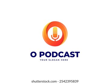 Microfone na letra circular O Logo Vetor Inspiration. Letra O com Podcast Mic Icon Symbol Logo Design. Símbolo de Mídia e Difusão da Identidade Comercial do Áudio. Ilustração de logotipo de vetor de alfabeto