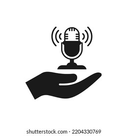Micrófono a mano. Icono plano podcast aislado en fondo blanco. Ilustración del vector