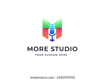 Micrófono en la Inspiración de Vector con el logotipo de la letra M. Letra inicial M con diseño de logotipo de símbolo de icono de micrófono de podcast. Símbolo de medios y difusión para la identidad empresarial de audio. Ilustración del logotipo del Vector del alfabeto
