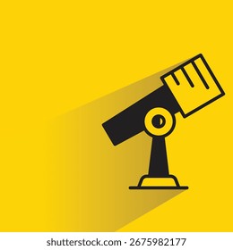 Micrófono en el icono del soporte con el fondo amarillo de la sombra