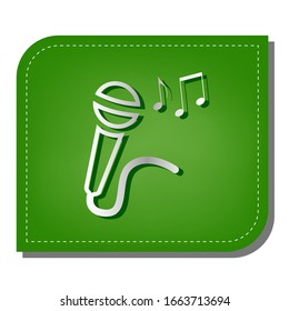 Signo de micrófono con notas de música. Icono de línea de gradiente plateado con sombra verde oscuro en hoja verde con parches ecológicos. Ilustración.