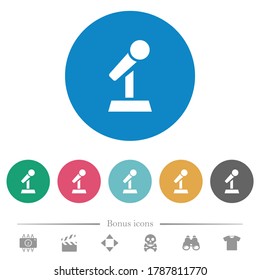 Micrófono con iconos de color blanco plano en fondo de color redondo. 6 iconos de bonificación incluidos.