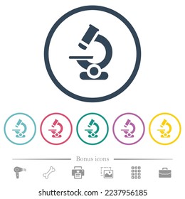 Iconos de color plano de microscopio en contornos redondos. 6 iconos de bonificación incluidos.
