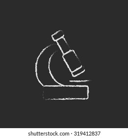 Mano del microscopio dibujada con tiza sobre un icono blanco vectorial de pizarra aislado en un fondo negro.