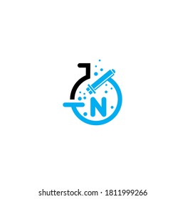 Icono del microscopio en el logotipo de la letra en forma plana.Logotipo de letra n.Icono del matraz químico de laboratorio con líquido burbujeante.