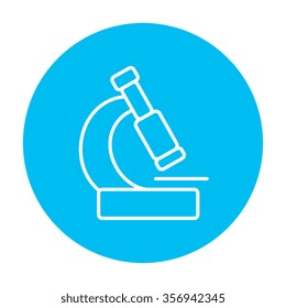 Ícone de linha de microscópio para web, celular e infográficos. Ícone branco vetorial no círculo azul claro isolado no fundo branco.