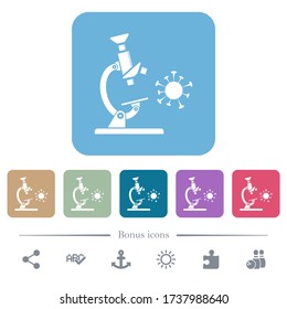 Iconos planos de microscopio y virus blancos sobre fondo cuadrado redondeado de color. 6 iconos de bonificación incluidos