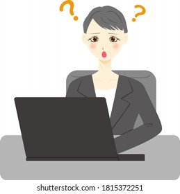 Frau mittleren Alters, die Computer benutzt. Fragezeichen.