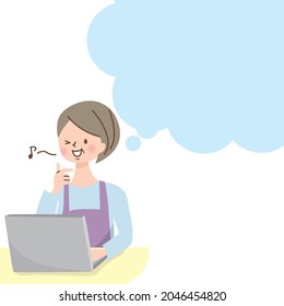 Frau mittleren Alters, die einen Computer mit Lächeln bedient